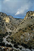 Creta - paesaggio roccioso nei pressi di Moni Valsomonero a sud di Iraklion. 